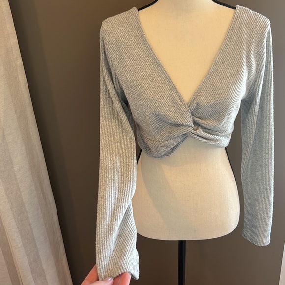 Twisted front crop top - Picture 1 of 6